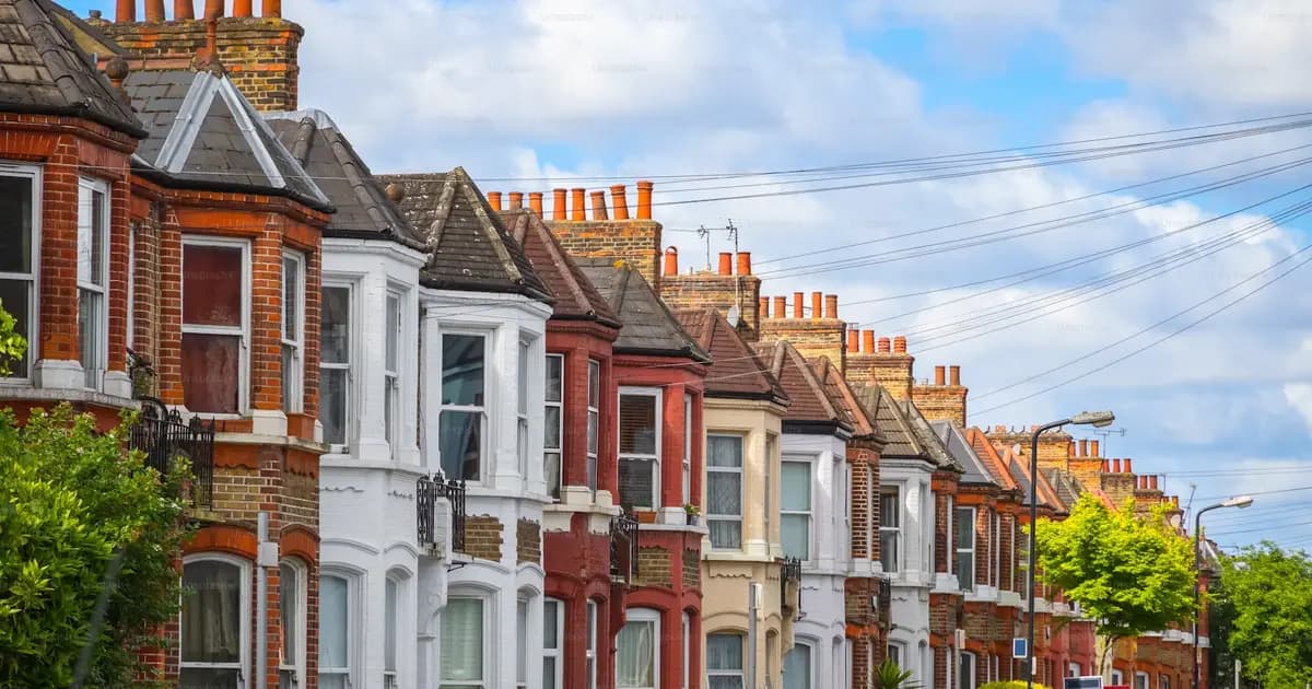Egyforma londoni sorházak homlokzata egymás mellett
